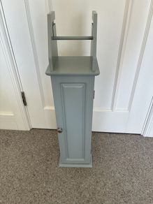 Freestanding toilet roll holder