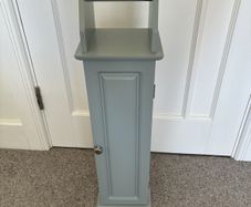 Freestanding toilet roll holder