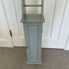 Freestanding toilet roll holder