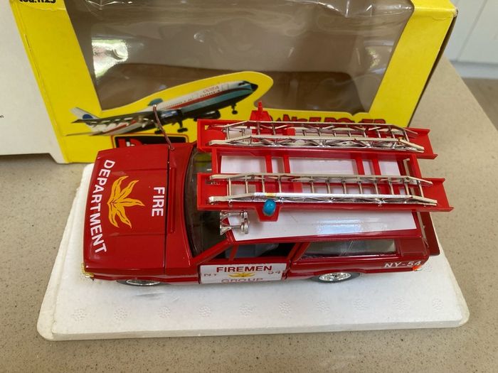 Range Rover NY airport Fire Department 1/24 rare Burago