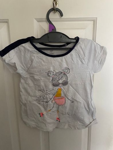 Light grey girl's top 100-104 GAP
