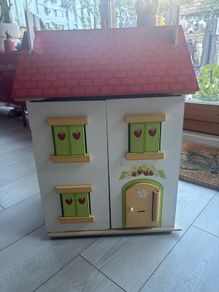 Le Toy Van wooden dolls house