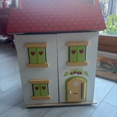 Le Toy Van wooden dolls house