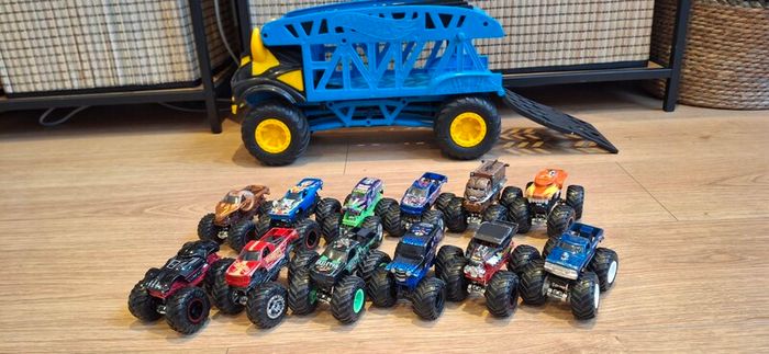 Hot Wheels Monster Trucks 1:64 Monster Mover Transporter with 12 Die-Cast Trucks
