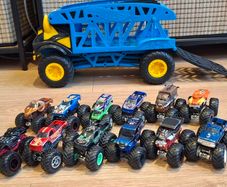 Hot Wheels Monster Trucks 1:64 Monster Mover Transporter with 12 Die-Cast Trucks