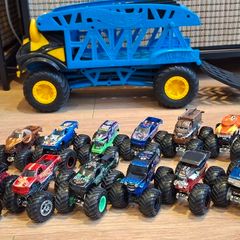 Hot Wheels Monster Trucks 1:64 Monster Mover Transporter with 12 Die-Cast Trucks