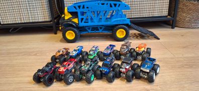 Hot Wheels Monster Trucks 1:64 Monster Mover Transporter with 12 Die-Cast Trucks
