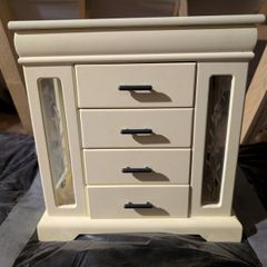 Vintage creamy jewelry box