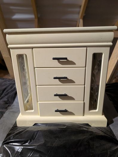 Vintage creamy jewelry box