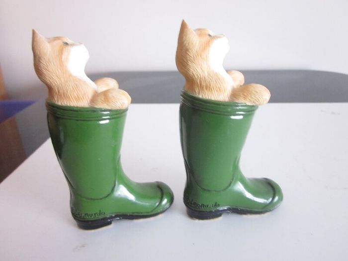 Pair of Leonardo Cats in Green Wellington Boots