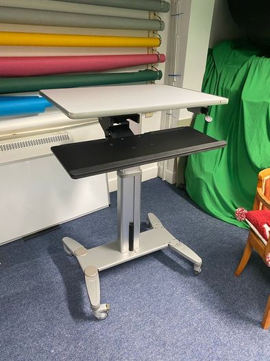Standing desk - Sit / Stand - No electricity needed