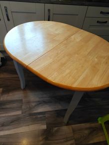 kitchen table (extendable)and 4 chairs