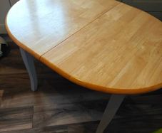 kitchen table (extendable)and 4 chairs
