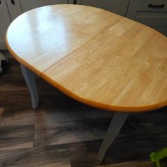 kitchen table (extendable)and 4 chairs