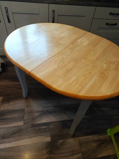 kitchen table (extendable)and 4 chairs