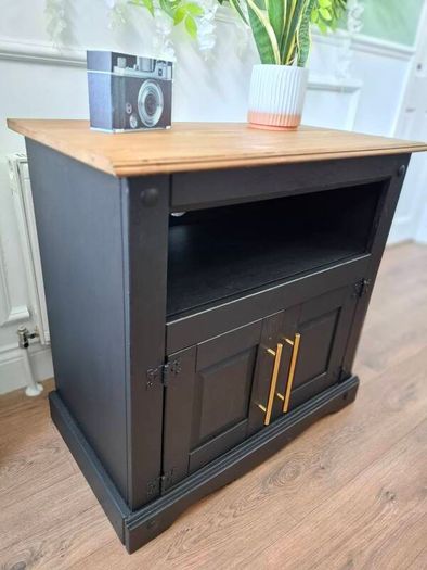 Luxury cabinet finished with beautiful golden handles.