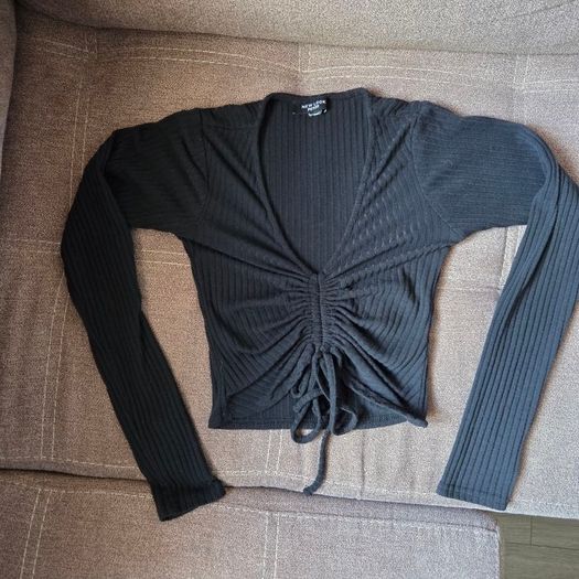 Black long sleeved, ruched front, cropped top, NEW LOOK, Size 8