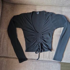 Black long sleeved, ruched front, cropped top, NEW LOOK, Size 8