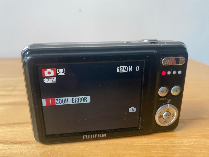 Fujifilm Finepix J30 Digital Camera 12.2 Megapixels ZOOM Issue FOR PARTS OR REPAIR