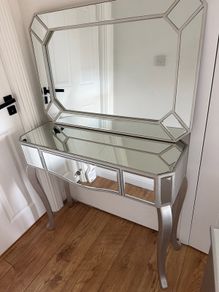 Bedside lockers, mirror, console table