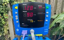 GE Dinamap V100 Vital Signs Monitor - NIBP / SpO2 / Temp - Fully Tested on Rigel Uni-Sim - Vet / GP / Clinic
