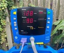 GE Dinamap V100 Vital Signs Monitor - NIBP / SpO2 / Temp - Fully Tested on Rigel Uni-Sim - Vet / GP / Clinic