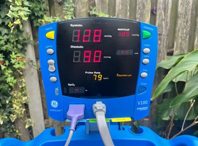 GE Dinamap V100 Vital Signs Monitor - NIBP / SpO2 / Temp - Fully Tested on Rigel Uni-Sim - Vet / GP / Clinic