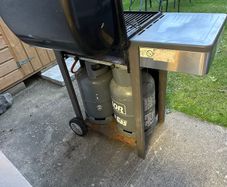 BBQ & 2 gas cylinders