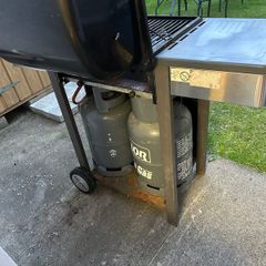 BBQ & 2 gas cylinders