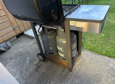 BBQ & 2 gas cylinders