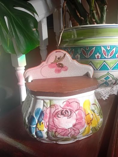 Antique Italian cermic salt cellar or tea bag caddy