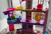 Free little people Barbie house. No little people included