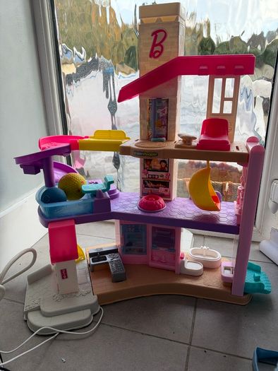 Free little people Barbie house. No little people included