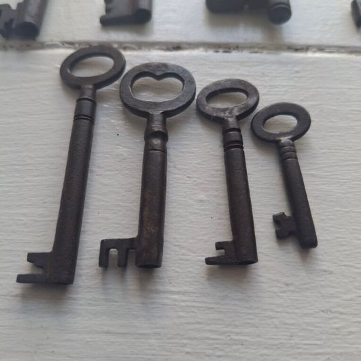 Set of 8 Antique Skeleton Keys