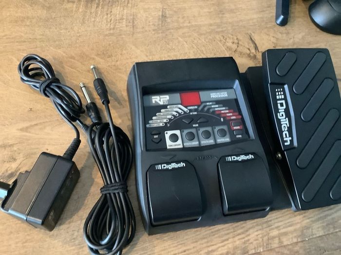DigiTech RP90 multi-effects modeling guitar processor with Expression pedal