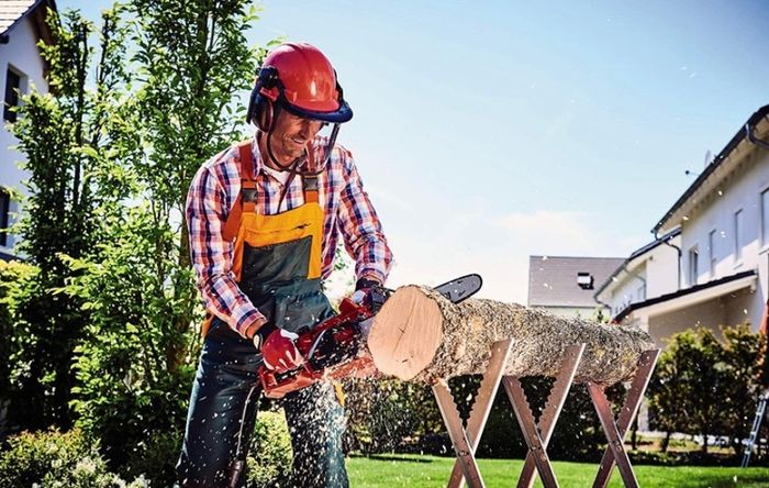 Electric Chainsaw -- 2000W, 16 Inch (40cm) OREGON Bar and Chain, Saw Kickback Protection, Tool-Free Tensioning -- For Effortless Cutting Of Wood, Trees and Branches (FREE POSTAGE)