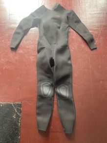 Womens black wetsuit 4/3
