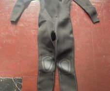 Womens black wetsuit 4/3
