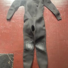 Womens black wetsuit 4/3
