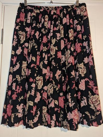Perfect for Summer. stunning floral pleated midi skirt from Eastex