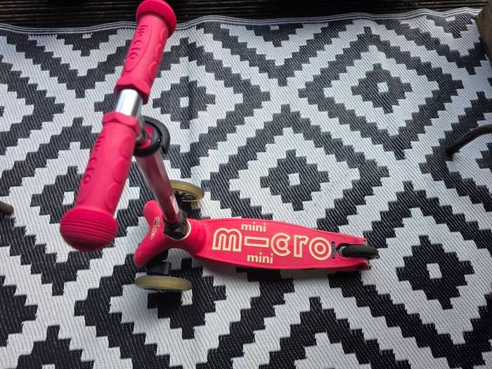 Mini Micro Deluxe Foldable Scooter pink