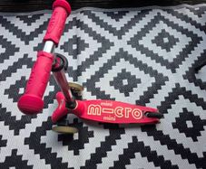 Mini Micro Deluxe Foldable Scooter pink