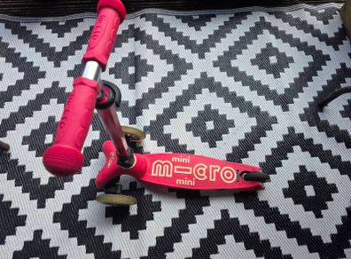 Mini Micro Deluxe Foldable Scooter pink