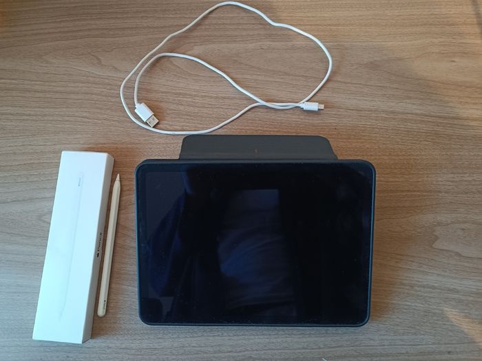 iPad Air 5th Gen (M1) Starlight + Apple Pencil 2 & Protector Bundle