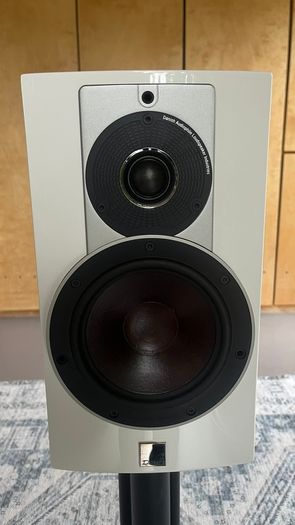 DALI Rubicon 2 speakers white - New condition - Boxed with stands