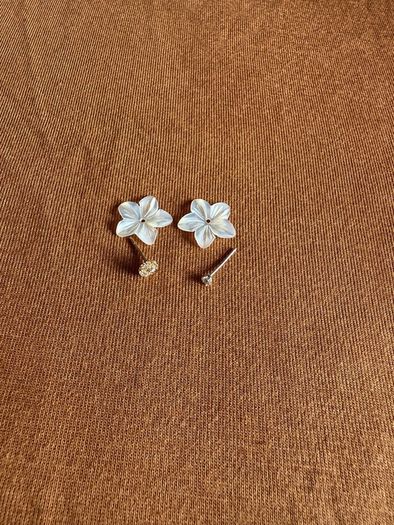 Mother of Pearl snd Natural Diamond Earring