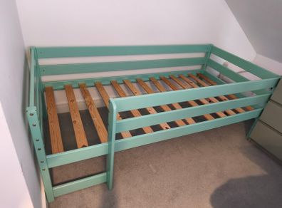 Single toddler bed