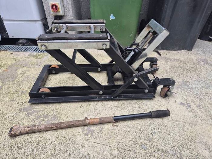 Hydraulic motorcycle lift