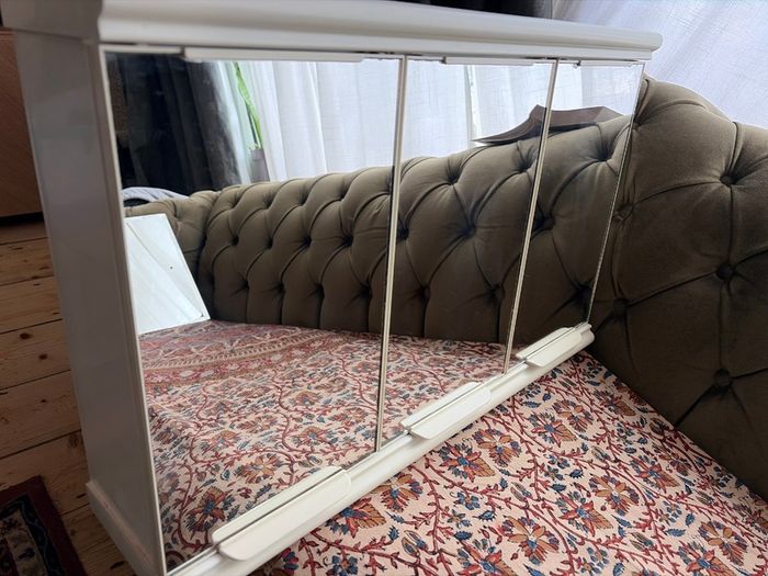 Mirror cabinet