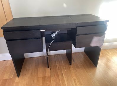 Makeup desk